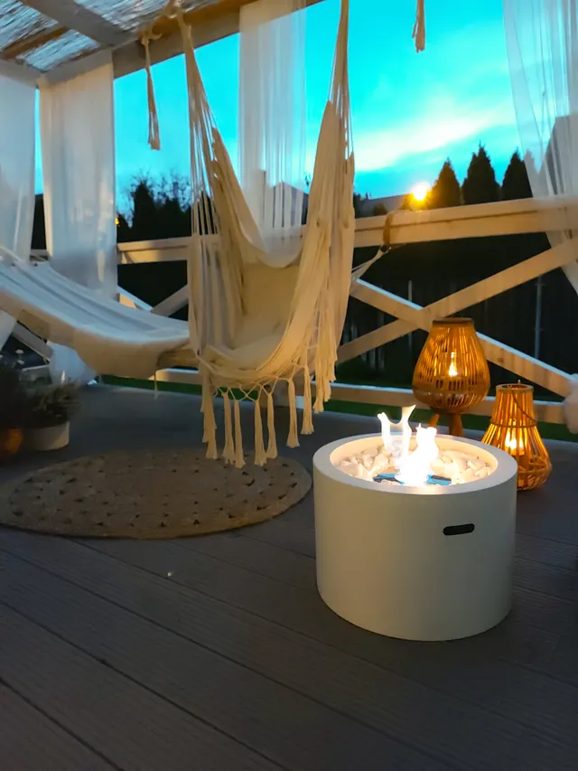 Runder Ethanol Kamin auf einer Terrasse mit Hängematte