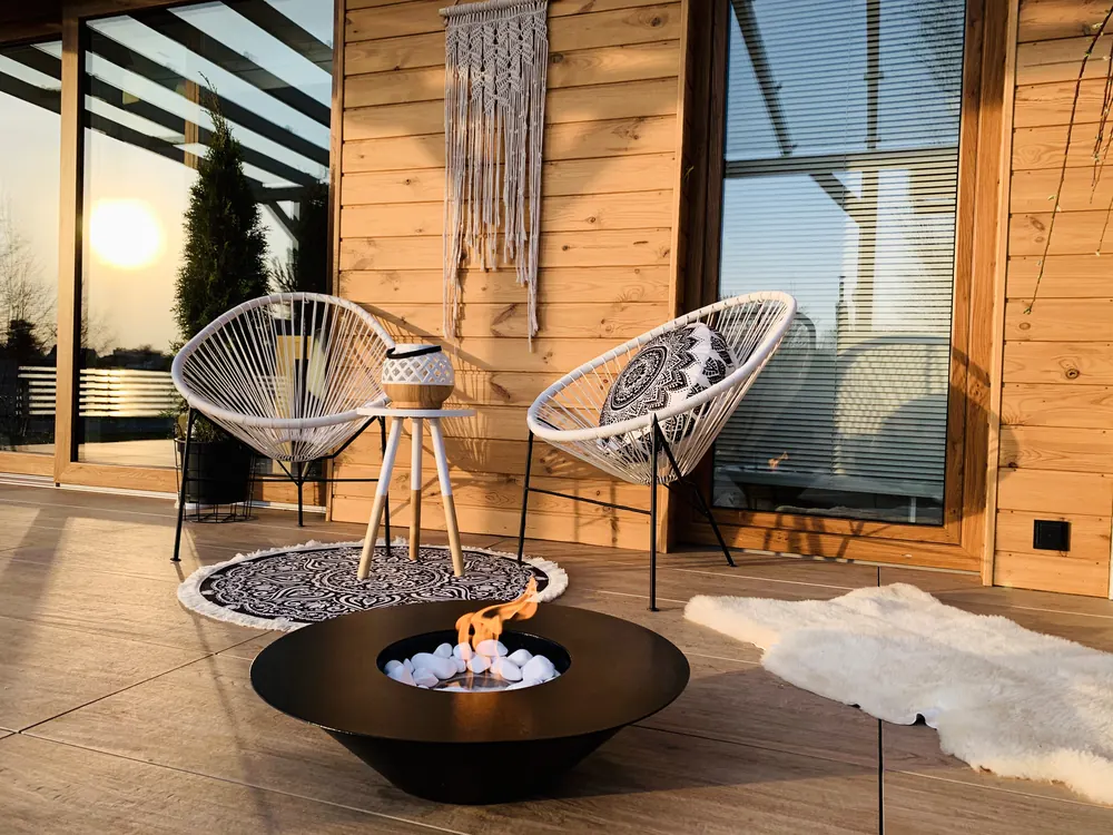 Ethanol Feuerschale auf einer Holzterrasse mit Sesseln