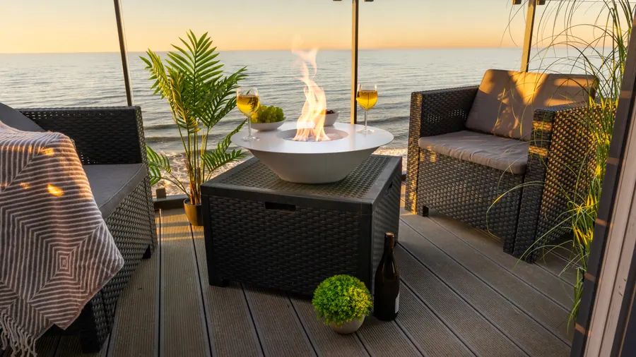 Ethanol Feuerschale auf einer Terrasse am Meer